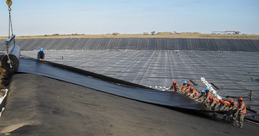 ژئوممبرین HDPE با عرض 1mm – ویژگی‌ها و مزایای فنی