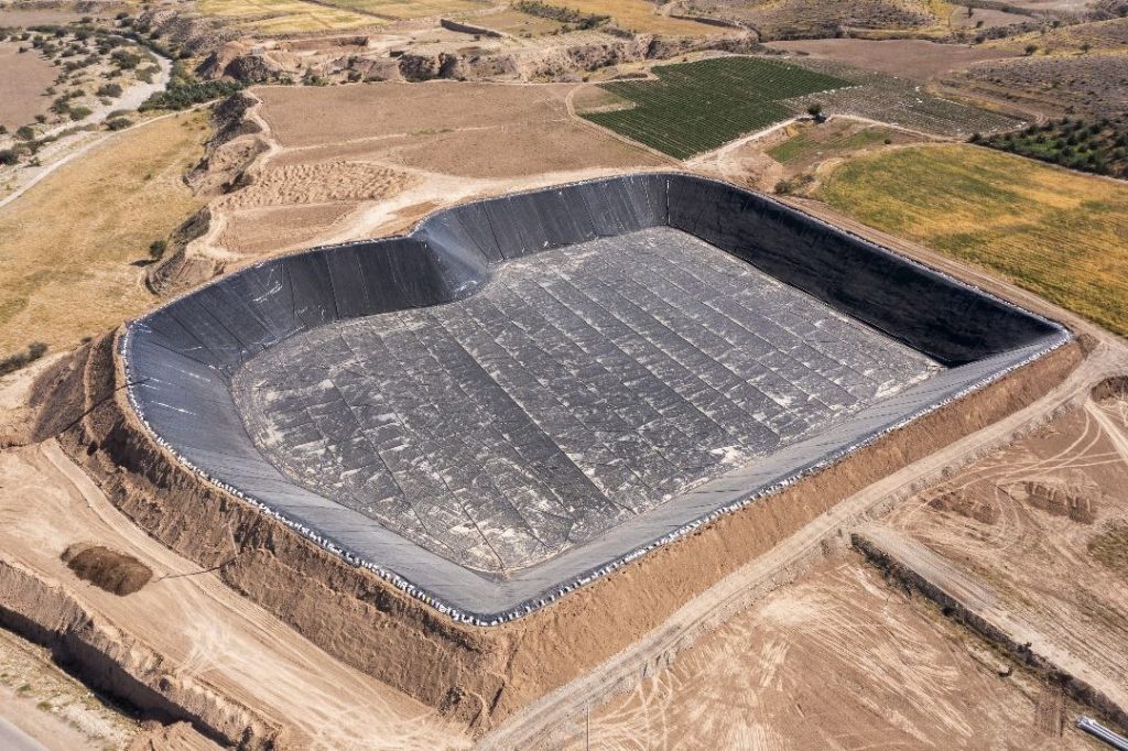 مقایسه ژئوممبران و بتن – کدام عمر بیشتر و هزینه کمتر دارد؟ مقایسه ژئوممبران و بتن – کدام عمر بیشتر و هزینه کمتر دارد؟